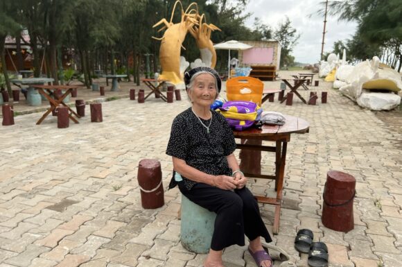 Lý do khiến các cụ già mê mẩn biển Tiên Trang