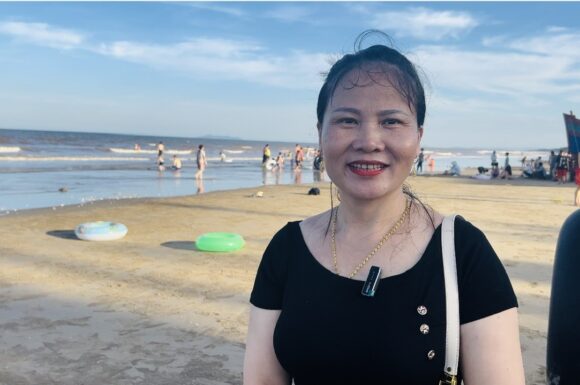 Nữ du khách Sầm Sơn thích mê biển Tiên Trang