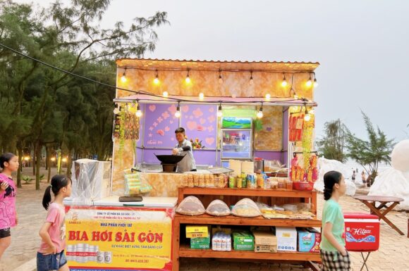 Các quầy ăn nhanh bên bờ biển Tiên Trang có gì mà “hút” khách?